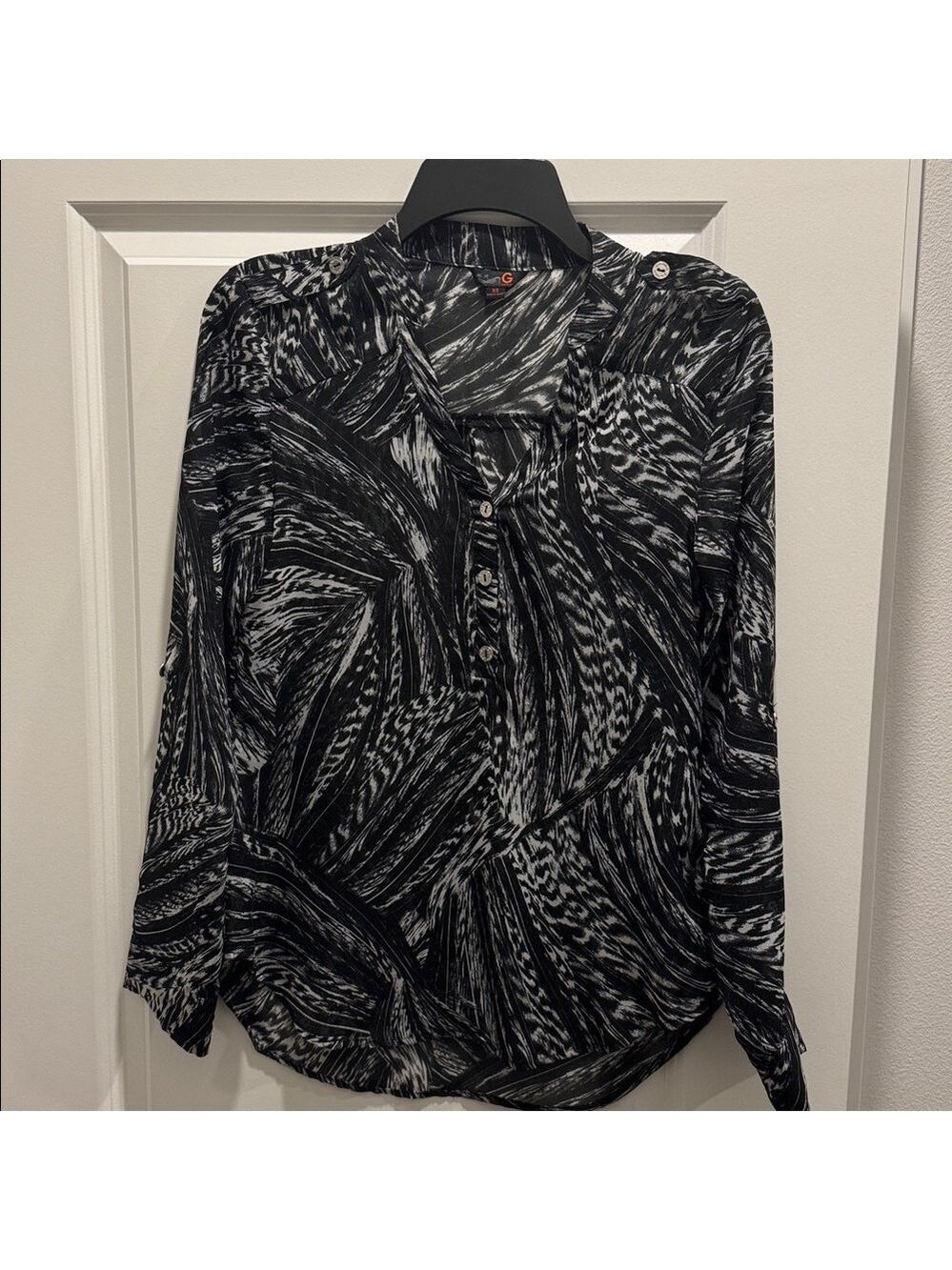 Stylish Black and White Women's Top - Picture 3 of 10